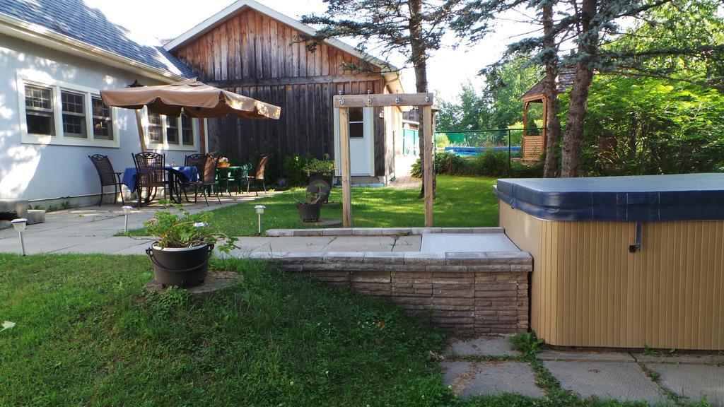 Auberge De La Tour Et Spa Magog Ngoại thất bức ảnh