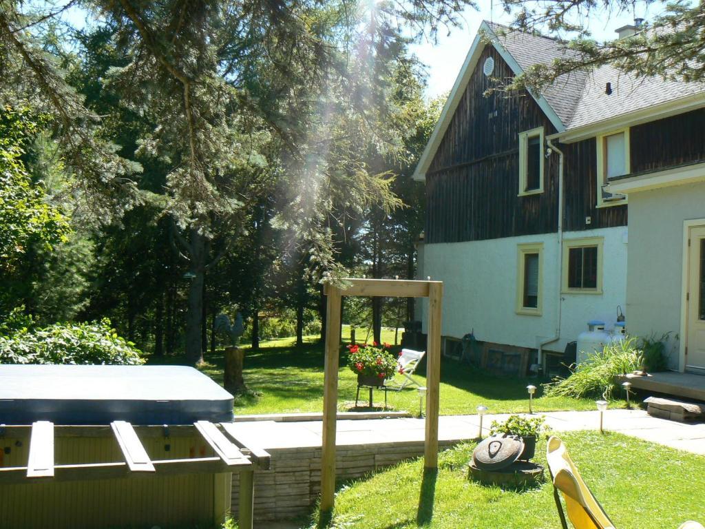 Auberge De La Tour Et Spa Magog Ngoại thất bức ảnh