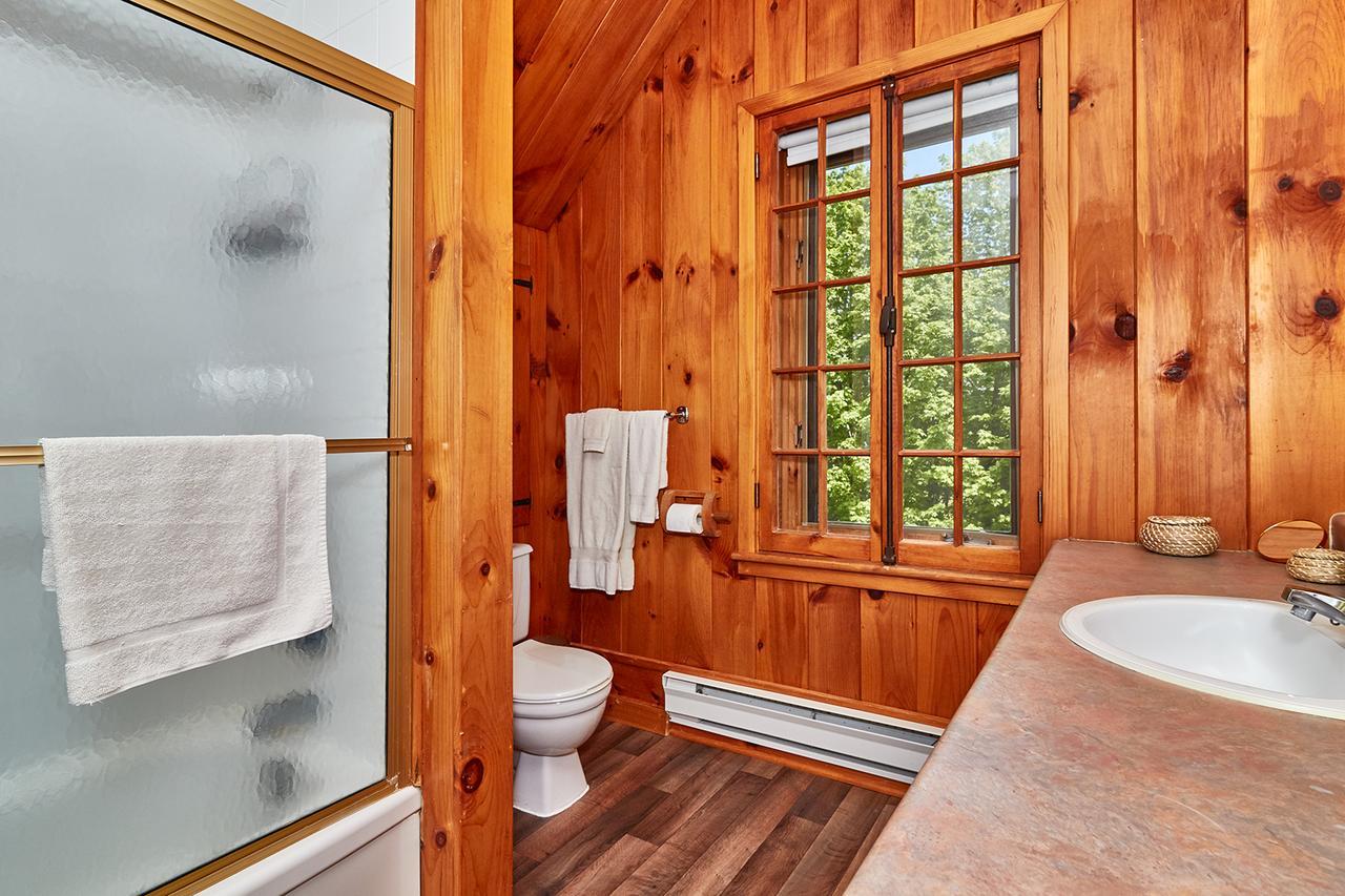 Auberge De La Tour Et Spa Magog Ngoại thất bức ảnh